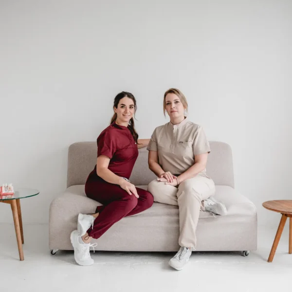 Dr. Lina Dinse und Jasmin Matthes von Zahngeflüster lächeln gemeinsam – Expertinnen für ganzheitliche Zahnmedizin und Initiatoren der Dental Diversity Masterclass